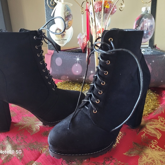 Very Stylish Ankle boot. - Picture 2 of 2